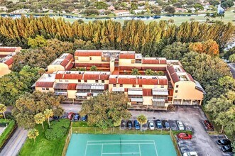 400 Commodore Dr in Plantation, FL - Foto de edificio - Building Photo
