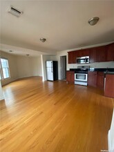 67 W Main St-Unit -201 in Oyster Bay, NY - Foto de edificio - Building Photo