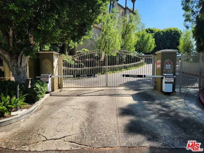 5240 Premiere Hls Dr in Los Angeles, CA - Building Photo - Building Photo