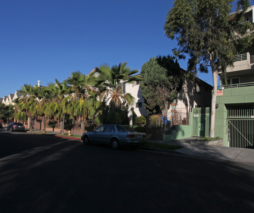 5427 Carlton Way in Los Angeles, CA - Foto de edificio