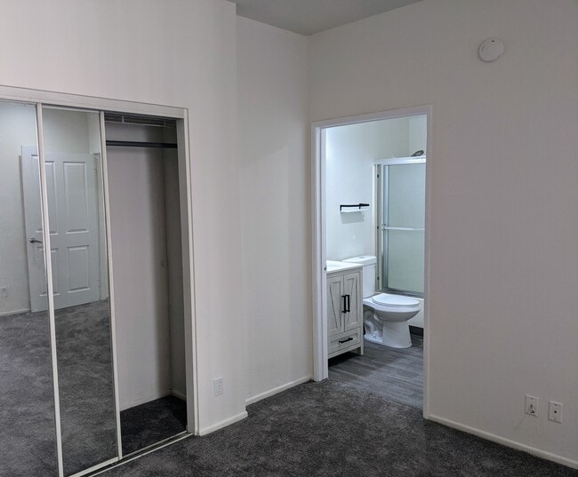 19350 Sherman Way, Unit 125 in Reseda, CA - Foto de edificio - Building Photo