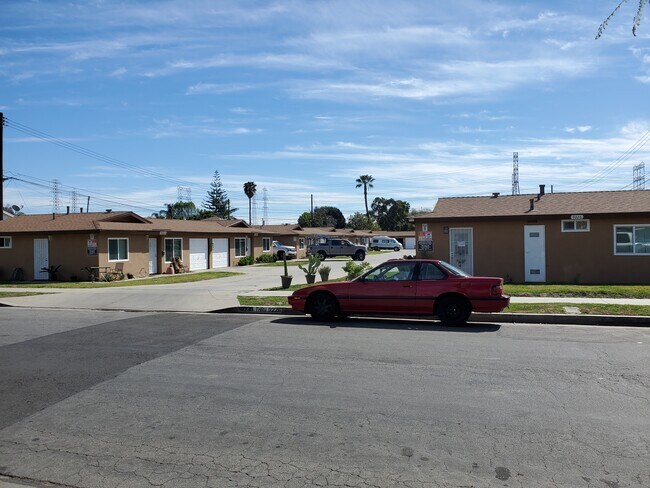 Cedar Apartments in Bellflower, CA - Building Photo - Building Photo