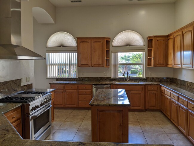 11550 S Henderson Rd in Caruthers, CA - Foto de edificio - Building Photo