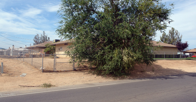 12457 Red Wing Rd in Apple Valley, CA - Foto de edificio - Building Photo