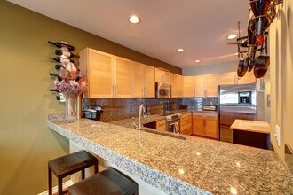 Great Priced Westlake Condo with Electric in Seattle, WA - Foto de edificio - Building Photo