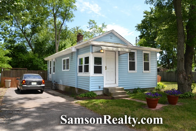 84 Ryan Ave in Warwick, RI - Foto de edificio - Building Photo