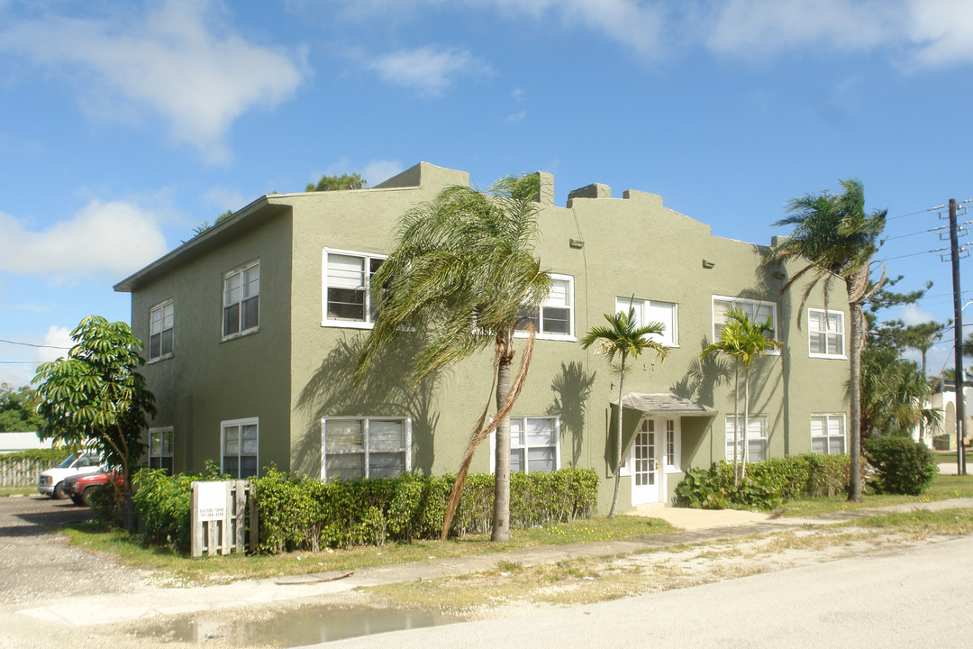 107 SW 2nd Ave in Boynton Beach, FL - Building Photo