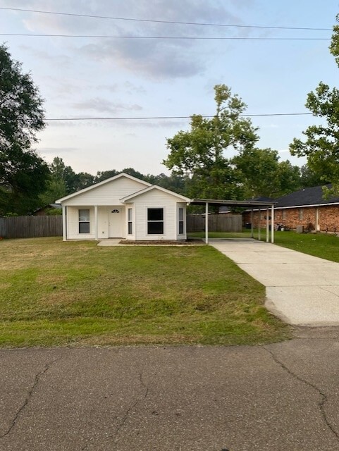 16135 J R Dr in Hammond, LA - Building Photo