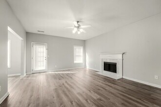 8074 Colton Creek Way in Douglasville, GA - Foto de edificio - Building Photo