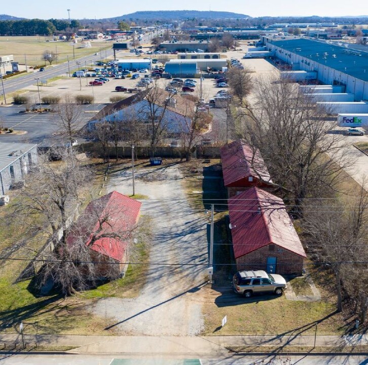 2001 Powell St in Springdale, AR - Building Photo