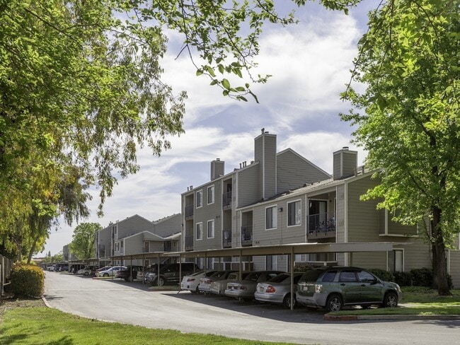 California Place Apartments in Sacramento, CA - Building Photo - Building Photo