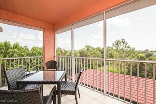 519 Roma Ct in Naples, FL - Building Photo