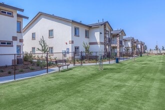 Sablewood Gardens Apartments in Bakersfield, CA - Building Photo - Building Photo