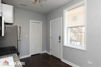 3301 N Harding Ave, Unit M05H in Chicago, IL - Foto de edificio - Building Photo