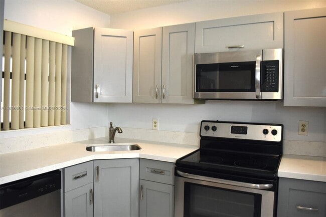 4459 Carambola Cir S in Coconut Creek, FL - Building Photo - Building Photo