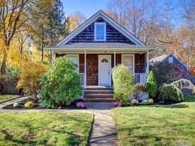 438 Munsell Rd in East Patchogue, NY - Building Photo