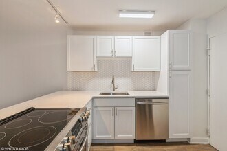 320 W Oakdale Ave in Chicago, IL - Building Photo - Building Photo