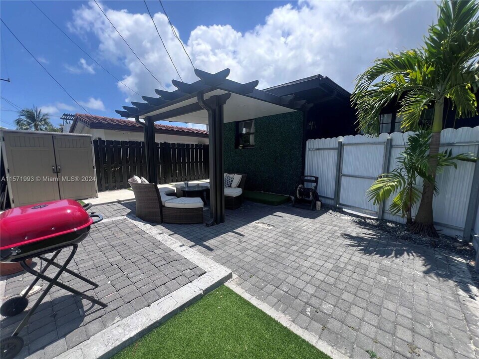 2425 SW 26th Ln in Miami, FL - Building Photo