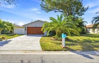 6808 Friendship Dr in Sarasota, FL - Building Photo