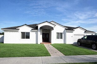 18121 SW 152nd Ct in Miami, FL - Building Photo