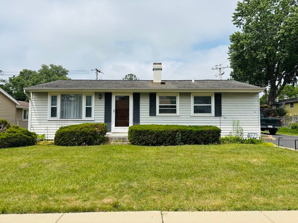 93 Golfview Ln in Carpentersville, IL - Building Photo