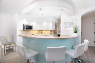 8263 Camino Del Oro, Unit 372 in San Diego, CA - Foto de edificio - Building Photo