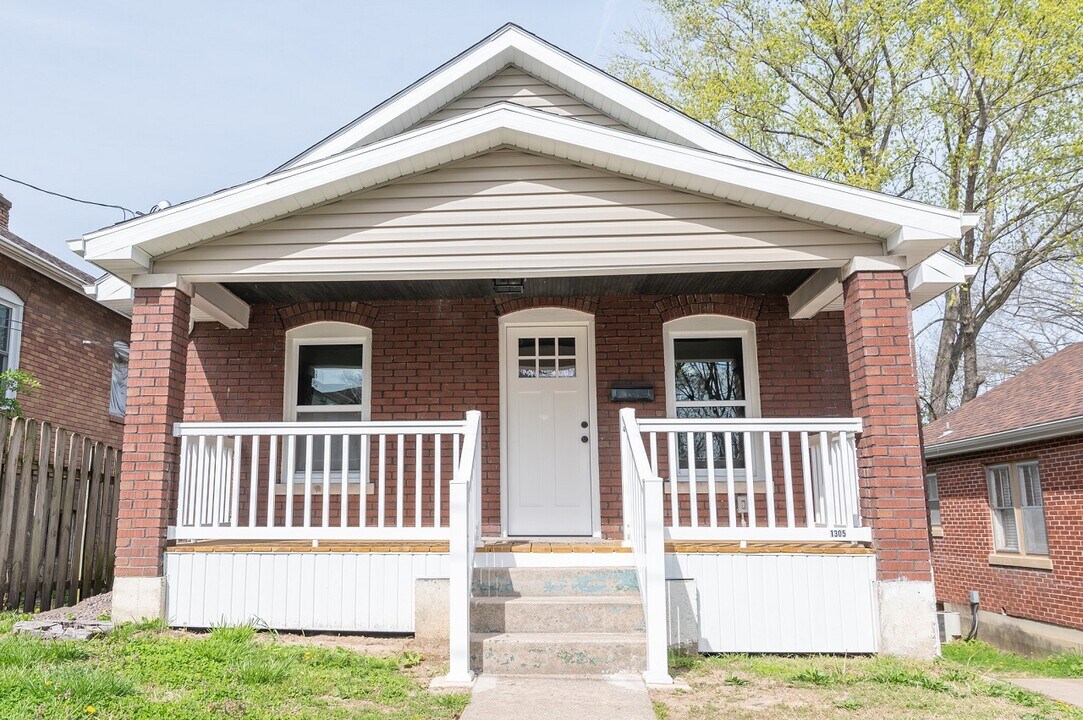1305 Cottage Ln in Jefferson City, MO - Building Photo