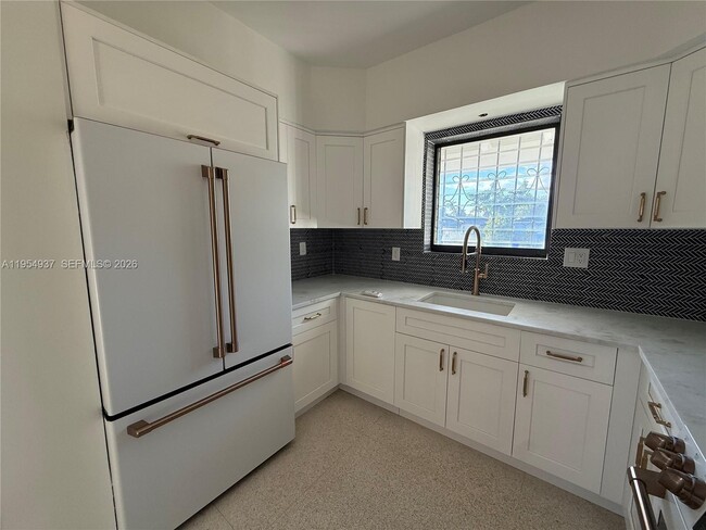 525 Beacom Blvd in Miami, FL - Building Photo - Building Photo