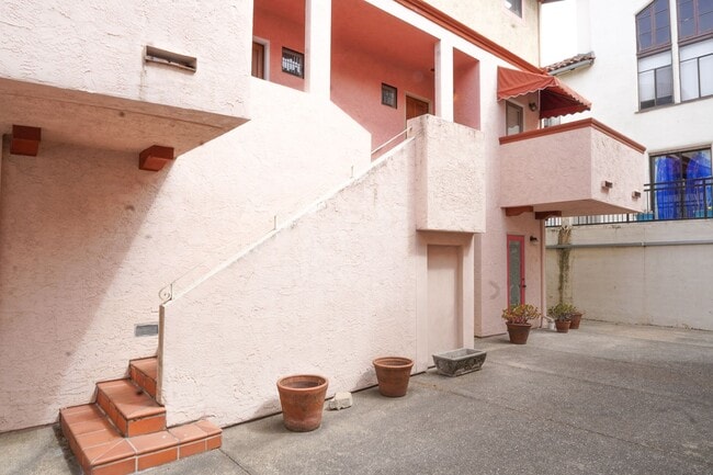 2570 Virginia St in Berkeley, CA - Building Photo - Building Photo