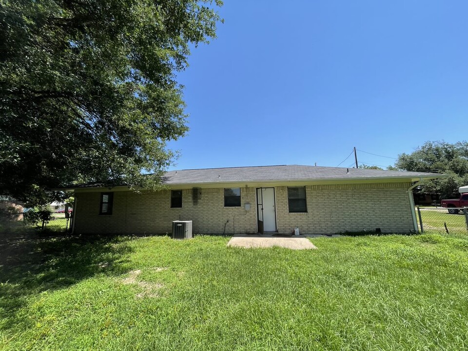 4928 Woodcrest Dr in Athens, TX - Foto de edificio