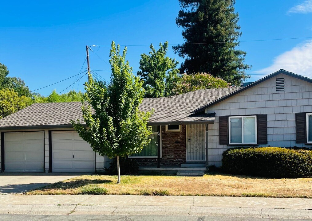 6015-6015Sandlin Sandlin Way in Sacramento, CA - Building Photo