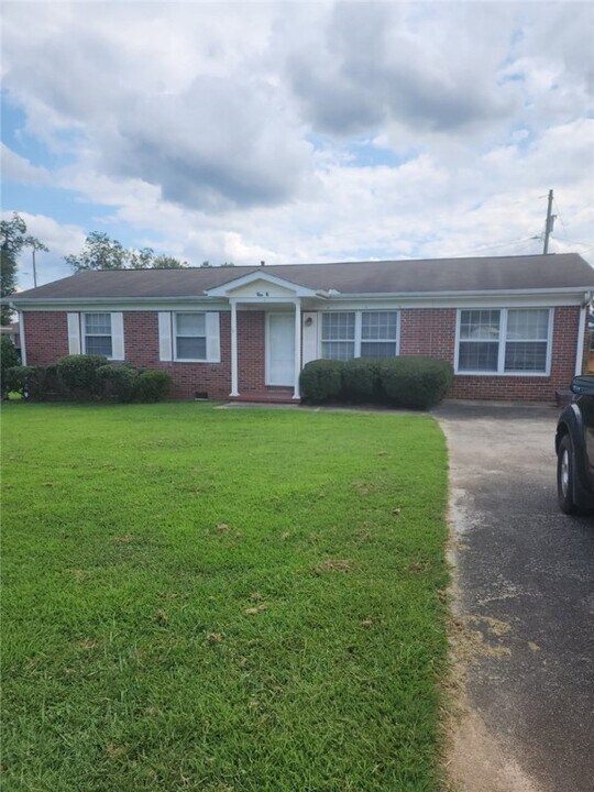 313 W South 4th St in Seneca, SC - Building Photo