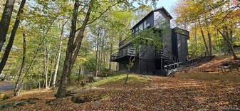 12 Zematt Ct in Woodridge, NY - Building Photo