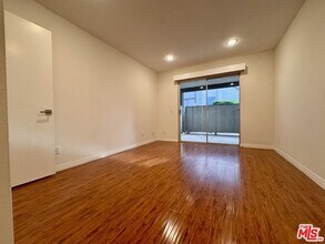 1348 E Hillcrest Dr in Thousand Oaks, CA - Building Photo - Building Photo