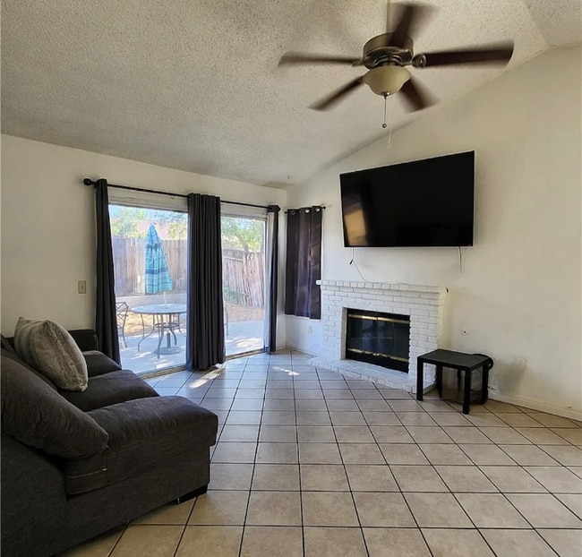 738 Trixis Ave in Lancaster, CA - Building Photo - Building Photo