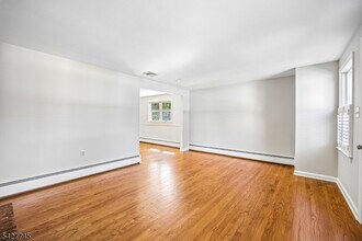 32 Center St in Bernardsville, NJ - Building Photo - Building Photo