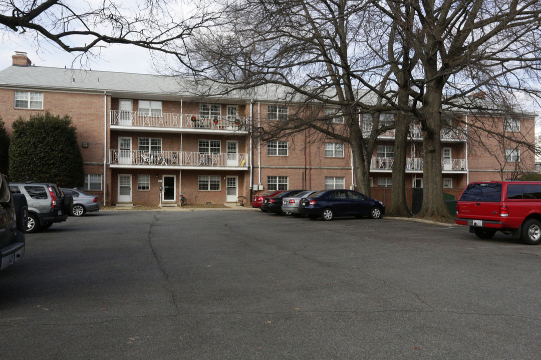 Park Carlyn Apartments in Arlington, VA - Building Photo