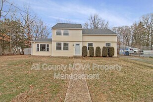 8600 Lantern Ln in Clinton, MD - Building Photo