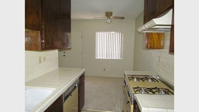 Tarzana Casa in Tarzana, CA - Building Photo - Building Photo
