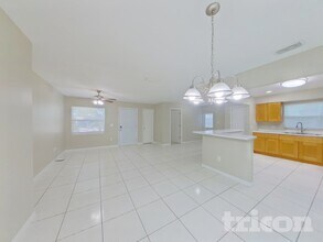 111 Sheryl Lynn Dr in Brandon, FL - Foto de edificio - Building Photo