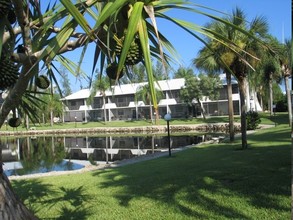 Coral Woods Apartments in Ft. Myers, FL - Foto de edificio - Building Photo