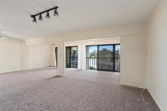 537 Lake Louise Cir in Naples, FL - Building Photo - Building Photo