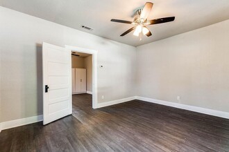 2402 Market Ave-Unit -B in Fort Worth, TX - Foto de edificio - Building Photo