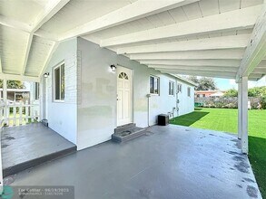 50 NE 56th Ct in Oakland Park, FL - Foto de edificio - Building Photo