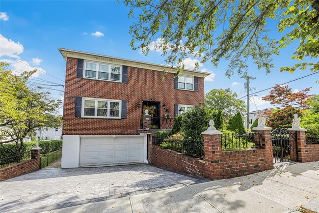 property at 2 Bryn Mawr Pl