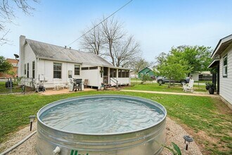 801 Bishop St in Smithville, TX - Building Photo - Building Photo