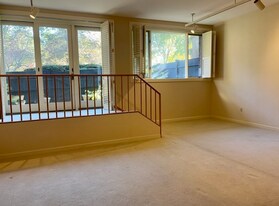 100 Keyes Rd, Unit 104 in Concord, MA - Building Photo