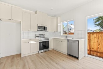 7009 NE 8th Ave in Portland, OR - Building Photo - Building Photo