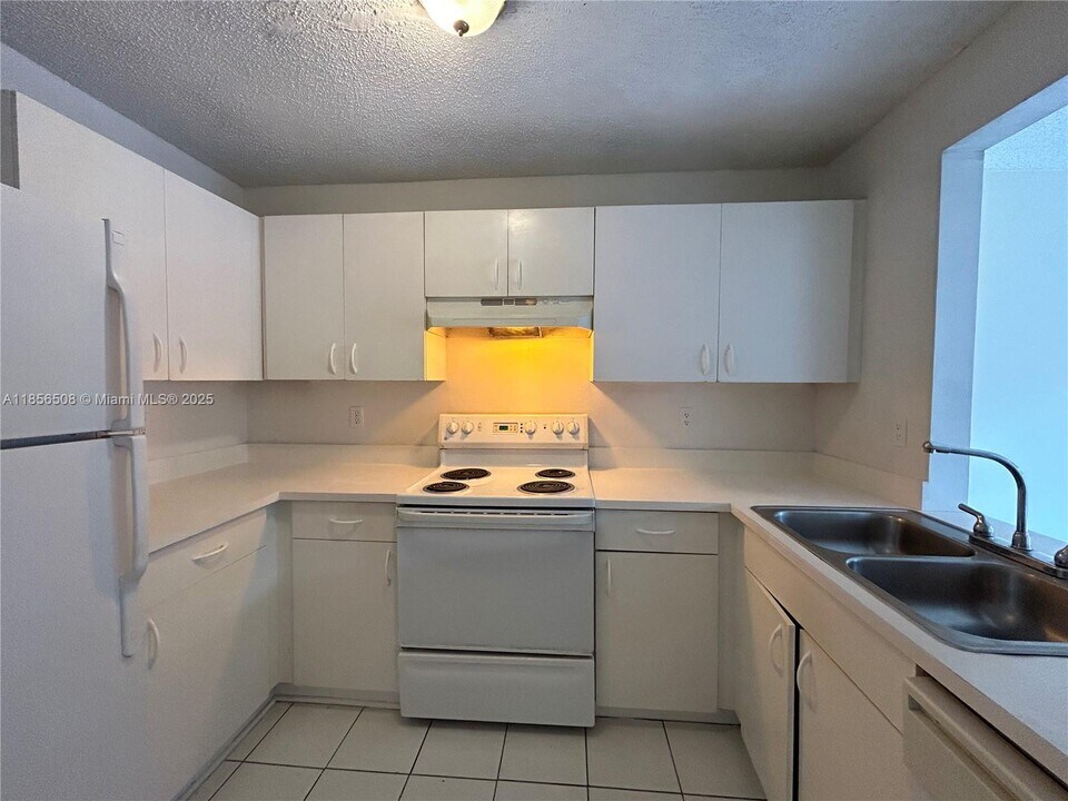 1401 Cypress Way W in West Palm Beach, FL - Building Photo