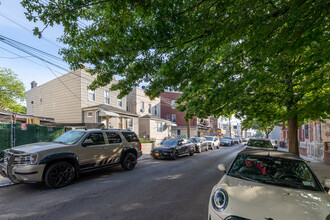 9114 97th Ave in Ozone Park, NY - Foto de edificio - Building Photo